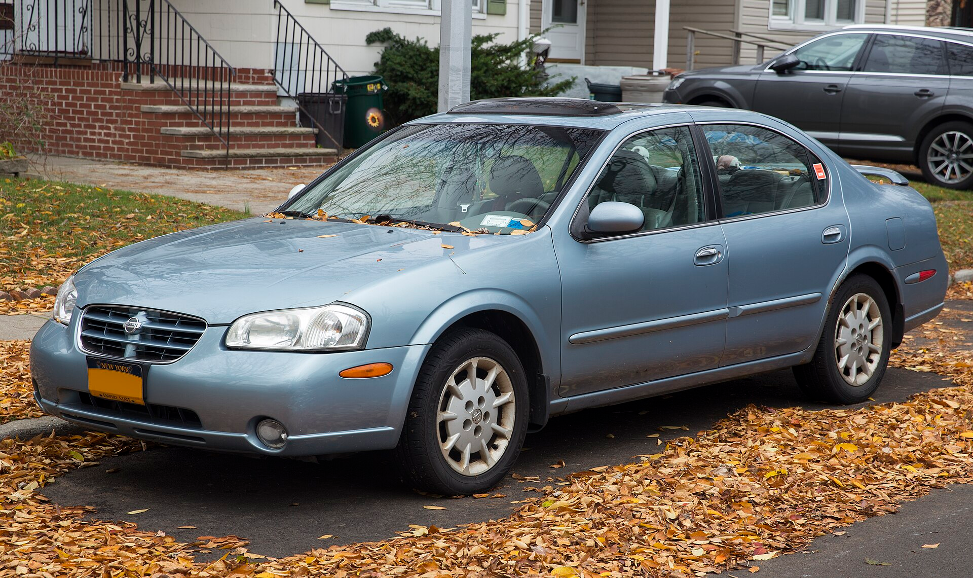 2000 Nissan Maxima GXE sedan parked outdoors, fifth generation A33 model