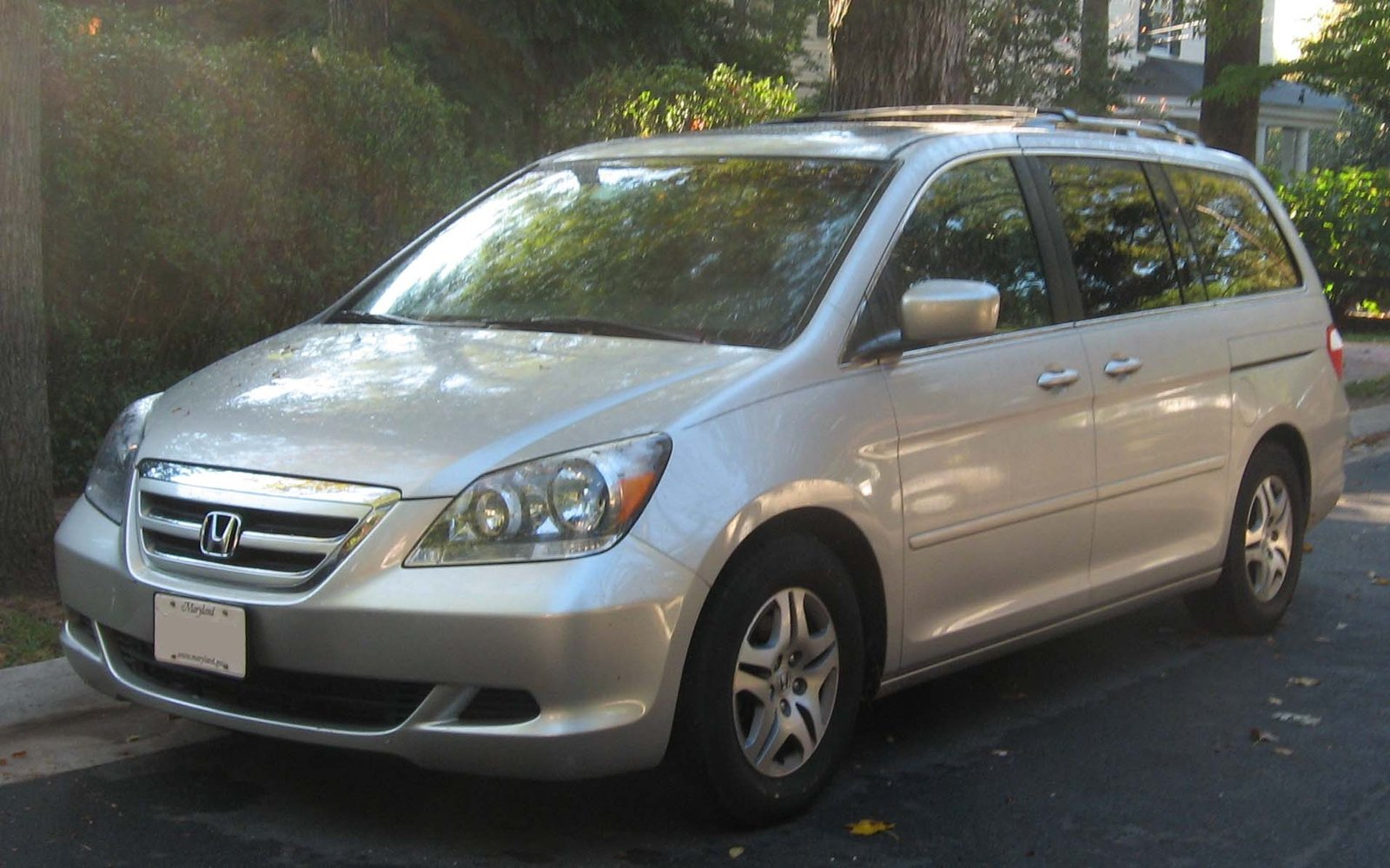 2005-2007 Honda Odyssey EX minivan parked on a street, third generation model